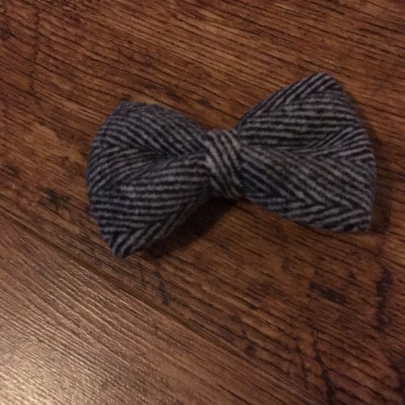 Cute Grey striped bow only worn 2 times - Picture 1 of 1